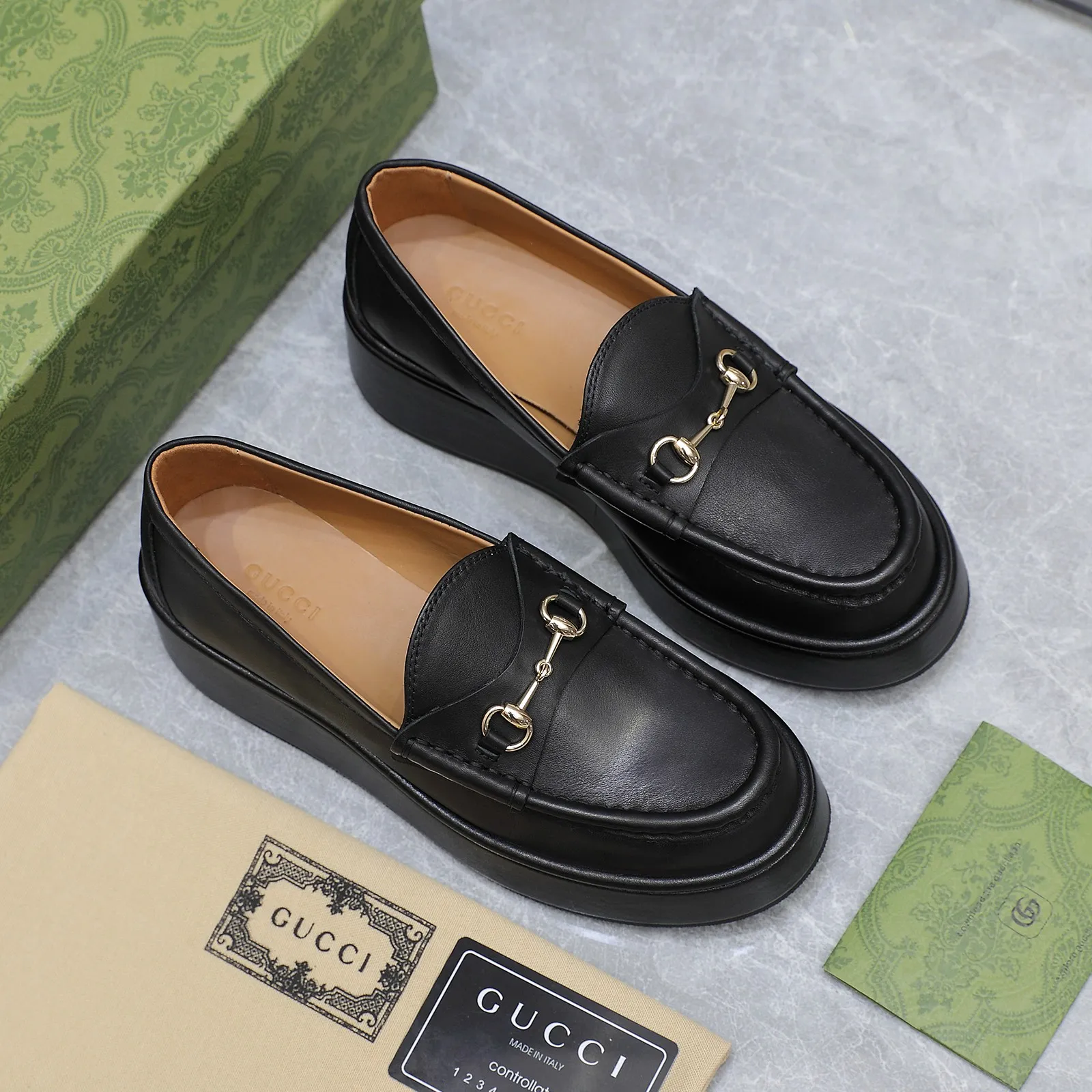 👟👟Ex-factory price 680👟👟 ⚡️The highest version 🔥🔥🔥💯💯💯 ⚡️2024 counter latest model ⚠️original replica ⚡️ Gucci’s latest popular wedge platform shoes - available simultaneously at counters Authentic European style, perfect on the feet💃💃When worn with this shoe, it is elegant and crystal clear. Regardless of the materials of the accessories, they are all customized 1:1. You must go to get the original version. The entire series is full of exciting and beautiful elements. ❶ Upper: cowhide/double G embroidered texture ❷ Inner lining: sheepskin ❸ Feet: sheepskin ❹Outsole: Imported from Italy ❺ Water platform height: 3.5CM in front and 5.5CM in back ❻Packaging: Original full set of packaging ❼Number of codes: 35-42 (40.41.42 customization is not returnable)